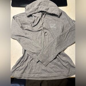 Vineyard Vines shirt w. Hood